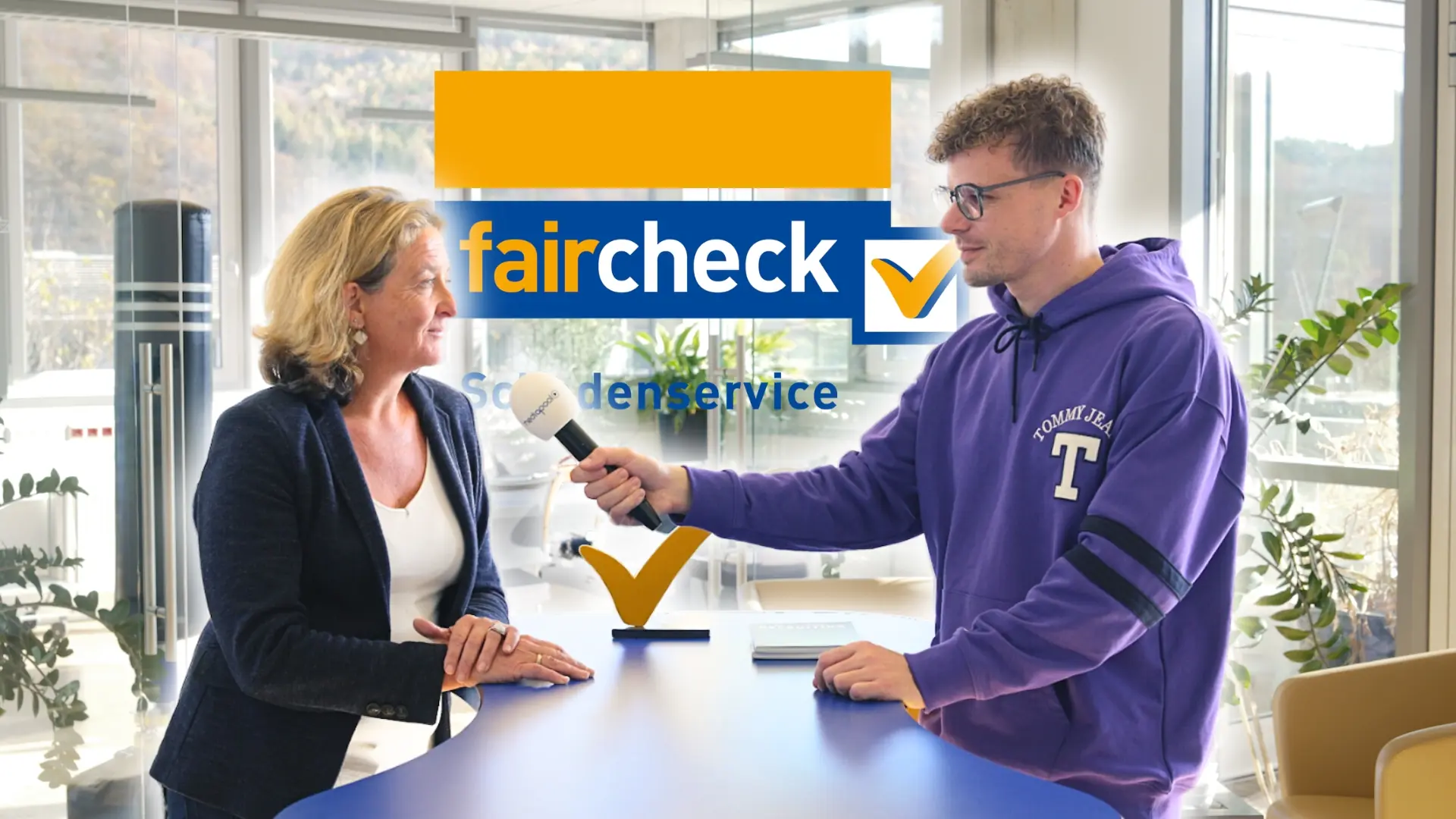 Drei lächelnde Personen gehen in einem hellen Büroflur auf die Kamera zu; Kundenreferenz Leeb Balkone Zäune