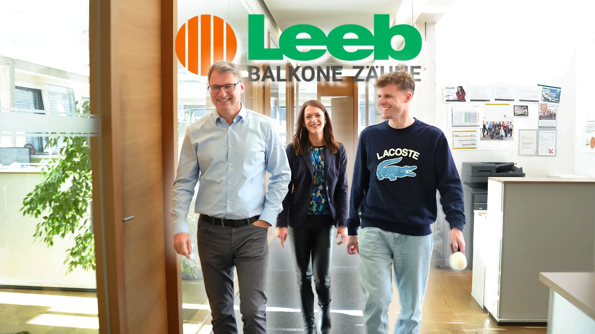 Interview-Szene: Gespräch am blauen Tisch mit Mikrofon; Kundenreferenz faircheck Schadenservice