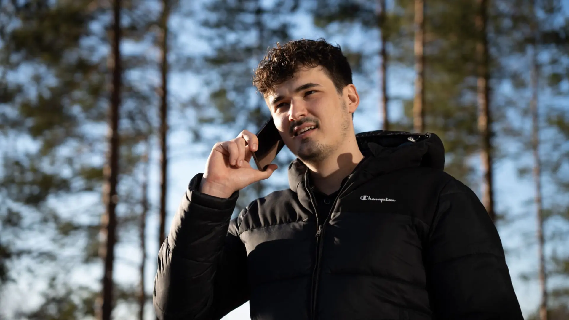 Zwei mediapool-Kolleginnen und Kollegen im modernen Büro mit Fensterlicht