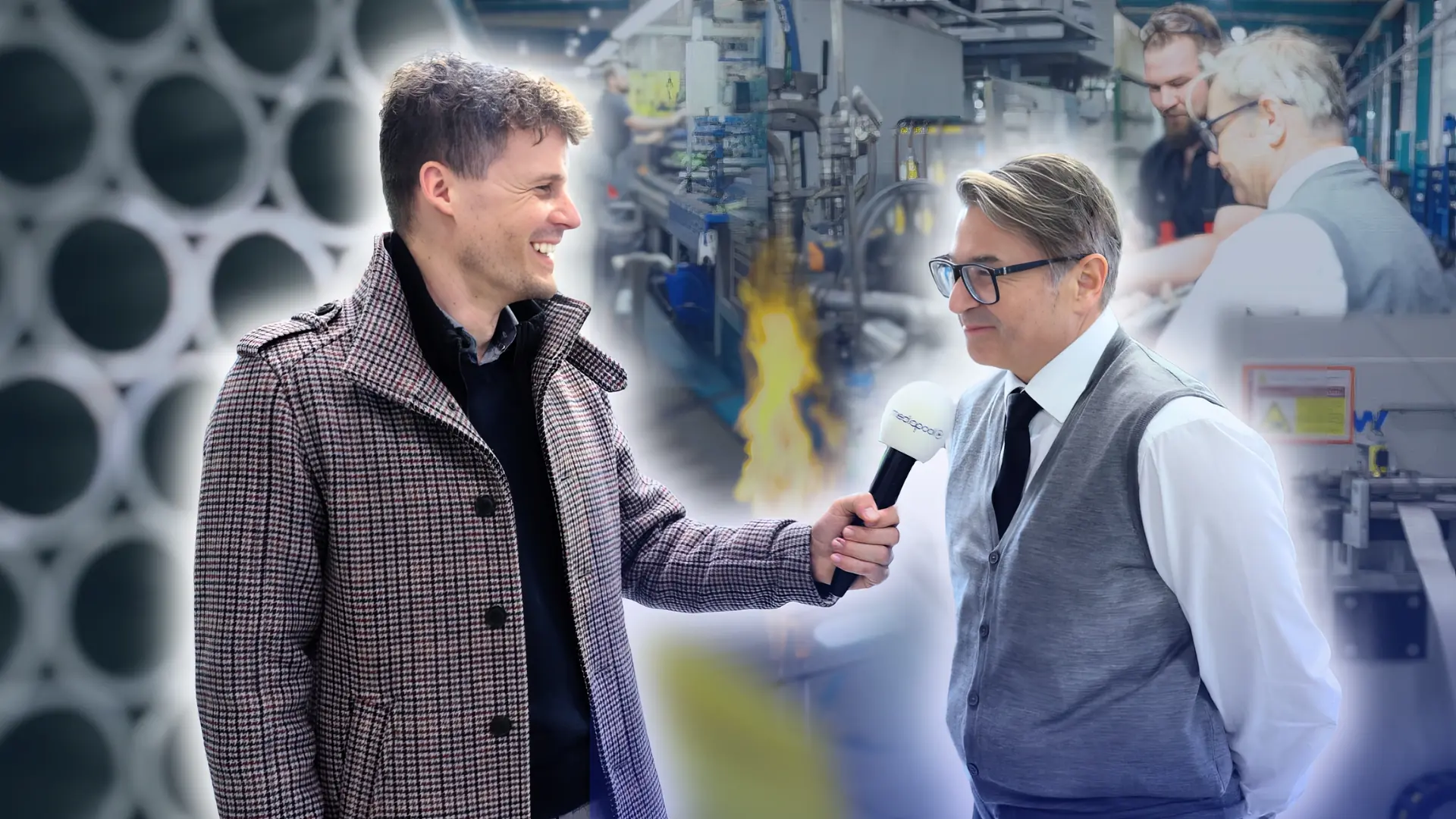 Zwei Personen im Interview mit mediapool-Mikrofon vor industrieller Montage aus Produktion und Werkstatt