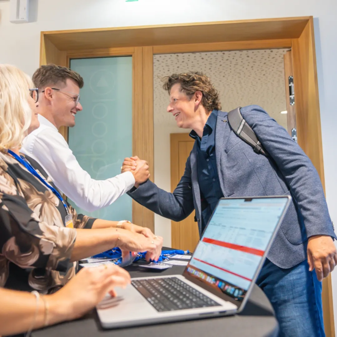 KI-Bootcamp: Begrüßung und Austausch am Empfang