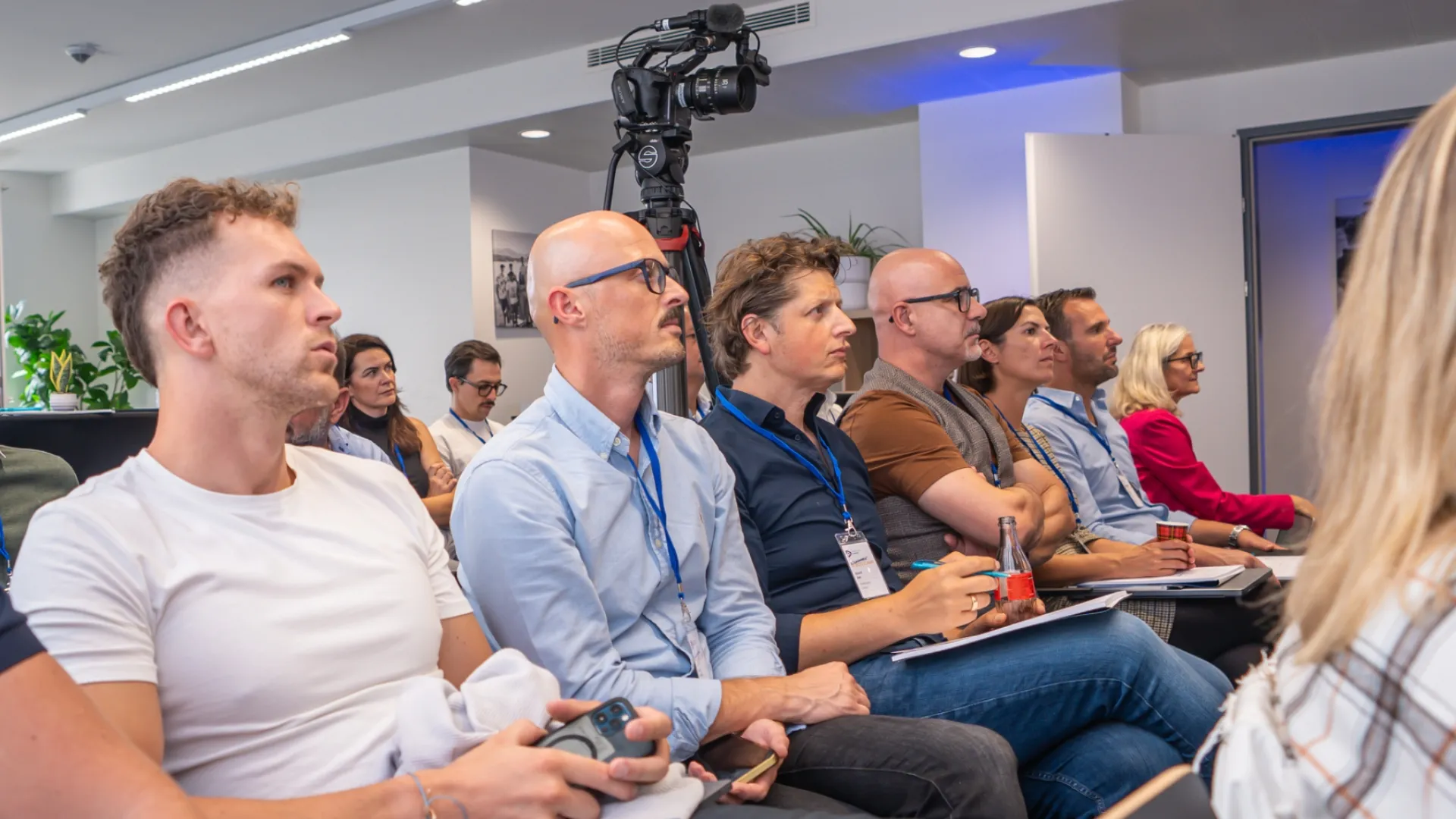 Teilnehmende in einer Präsenzschulung, Blickrichtung zum Referenten