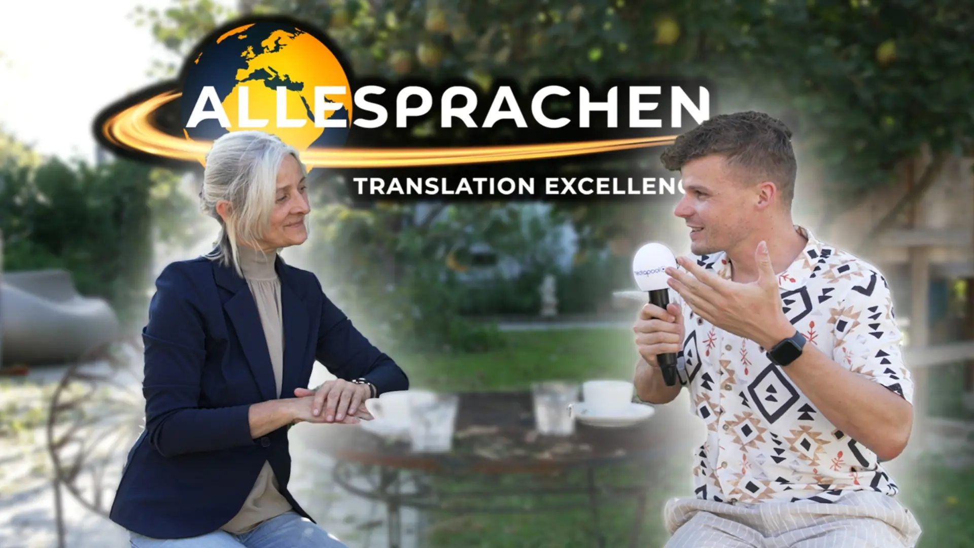 Interview im Freien mit Mikrofon zwischen zwei Personen; Kundenreferenz Allesprachen Translation Excellence