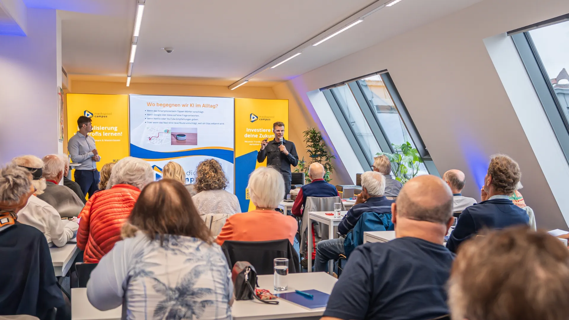 KI-Basics Kurs Foerderung – Hintergrundbild Schulungsraum