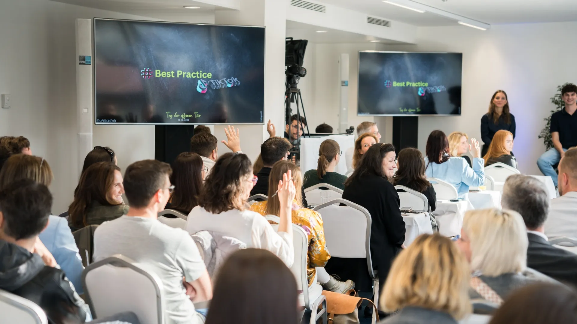 Seminarteilnehmende vor Präsentationsmonitoren, interaktive Session