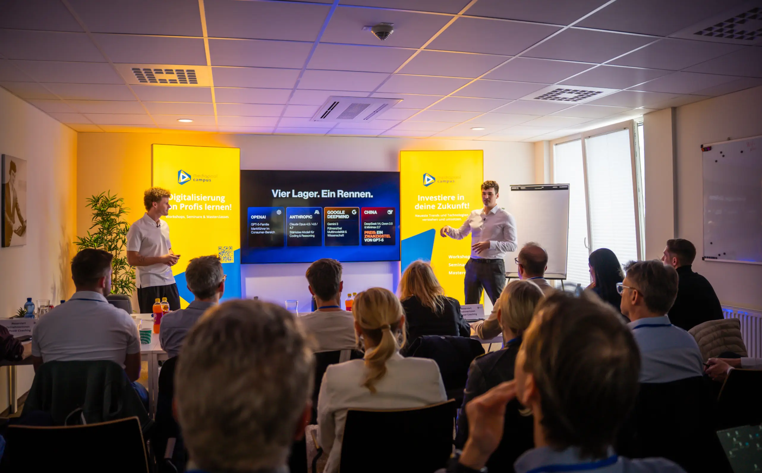 KI-Bootcamp: Präsentation „Vier Lager. Ein Rennen.“ mit Referenten und Publikum, mediapool campus, April 2026