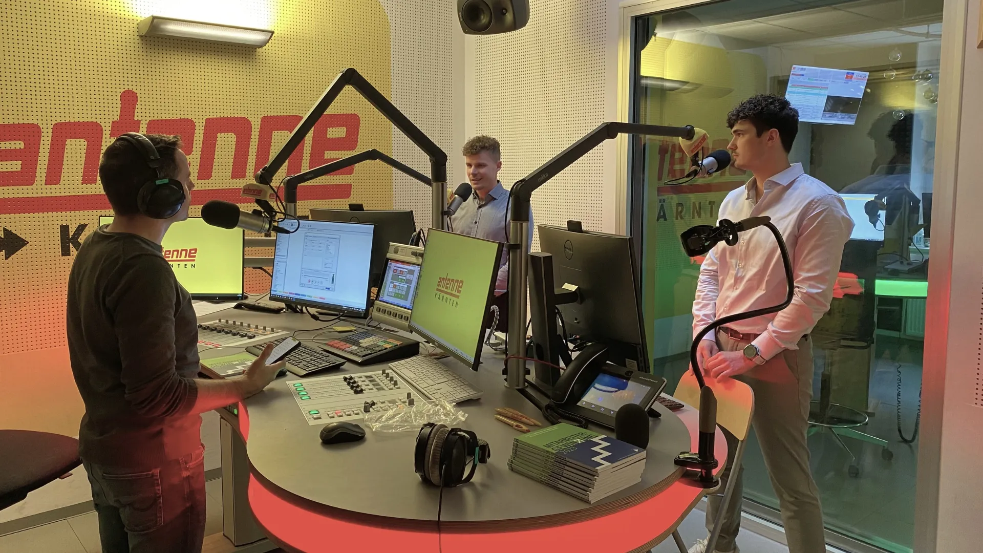 Interview im Radiostudio Antenne Kärnten: Gespräch mit mediapool zu KI, Recruiting und Digitalisierung